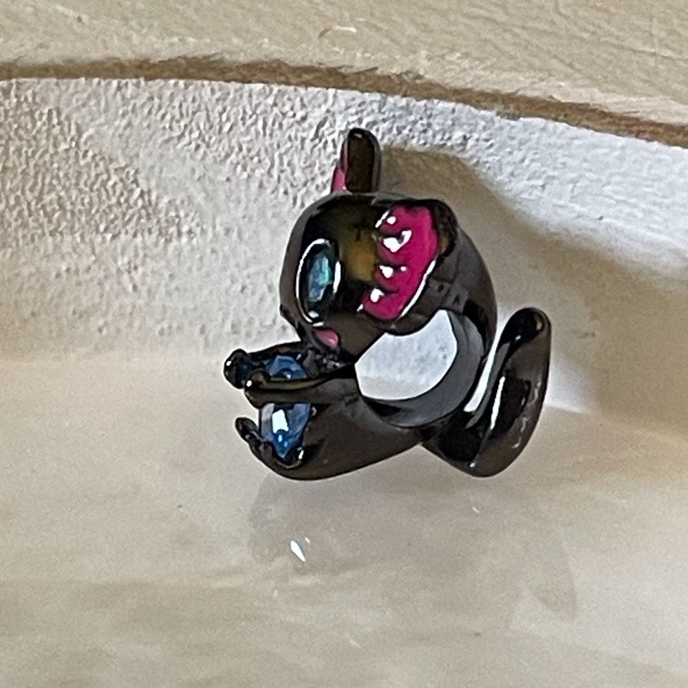 Bracelet Charm Black Salamander Holding Blue Rhinestone Heart - Picture 5 of 9